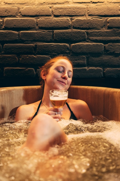 relax_with_beer_in_bath_1person