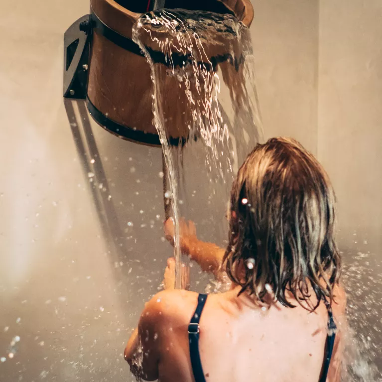 oak_bucket_water_1person